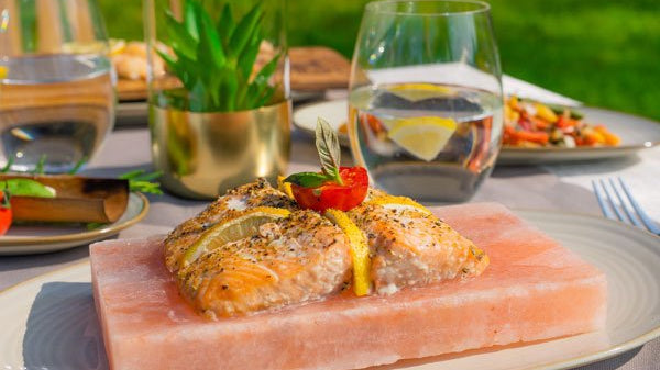 Gegrilltes Lachsfilet auf Salzstein - grillart®